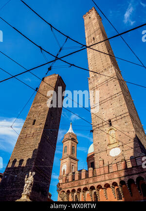 Die beiden Türme Asinelli und Garisenda, Bologna, Emilia Romagna, Italien, Europa Stockfoto