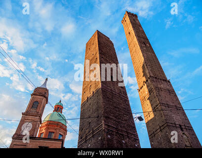 Die zwei Türme bei Sonnenaufgang, Bologna, Emilia Romagna, Italien, Europa Stockfoto