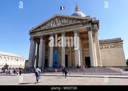 Französische Flagge über dem Pantheon fliegen mit Menschen vor, Paris, Frankreich Stockfoto