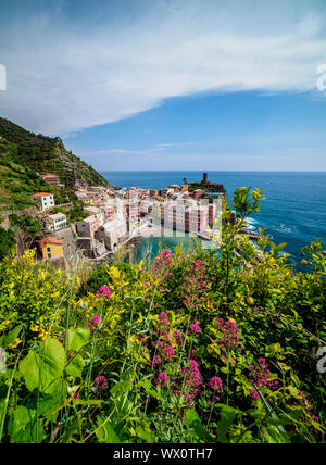 Vernazza Dorf, Erhöhte Ansicht, Cinque Terre, UNESCO-Weltkulturerbe, Ligurien, Italien, Europa Stockfoto