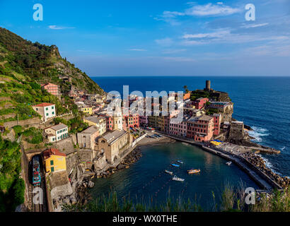 Vernazza Dorf, Erhöhte Ansicht, Cinque Terre, UNESCO-Weltkulturerbe, Ligurien, Italien, Europa Stockfoto