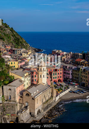 Vernazza Dorf, Erhöhte Ansicht, Cinque Terre, UNESCO-Weltkulturerbe, Ligurien, Italien, Europa Stockfoto