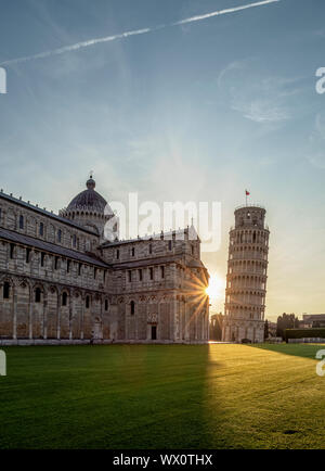 Dom und Schiefer Turm bei Sonnenaufgang, Piazza dei Miracoli, UNESCO-Weltkulturerbe, Pisa, Toskana, Italien, Europa Stockfoto