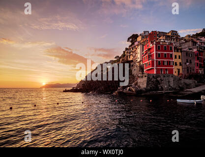 Riomaggiore Dorf bei Sonnenuntergang, Cinque Terre, UNESCO-Weltkulturerbe, Ligurien, Italien, Europa