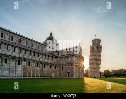Dom und Schiefer Turm bei Sonnenaufgang, Piazza dei Miracoli, UNESCO-Weltkulturerbe, Pisa, Toskana, Italien, Europa Stockfoto