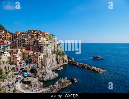 Fähre an der Küste von Manarola Dorf, Erhöhte Ansicht, Cinque Terre, UNESCO-Weltkulturerbe, Ligurien, Italien, Europa Stockfoto