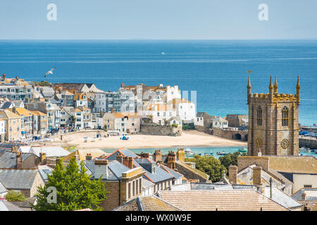 Erhöhte Blick über die Dächer von St. Ives in Cornwall, England, Großbritannien, Europa Stockfoto