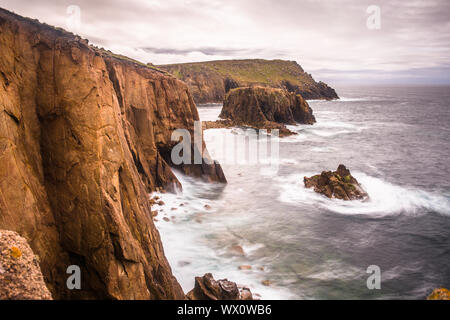 Küstenlandschaft mit Enys Dodnan Felsformation bei Lands End, Cornwall, England, Vereinigtes Königreich, Europa Stockfoto