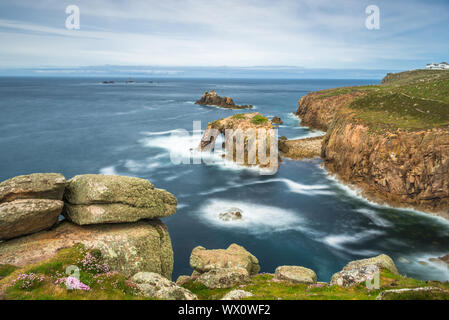 Enys Dodnan und die bewaffneten Ritter Felsformationen bei Lands End, Cornwall, England, Vereinigtes Königreich, Europa Stockfoto