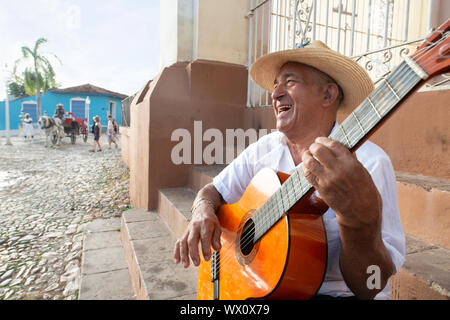 Lokaler Mann singen und Gitarre spielen in der Plaza Mayor in Trinidad, Kuba, Karibik, Karibik, Zentral- und Lateinamerika Stockfoto