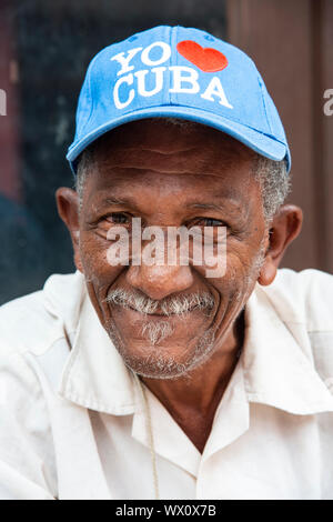 Lokale Mann mit einem I Kuba hat sich auf der Straße in Trinidad, Kuba, Karibik, Karibik, Mittelamerika Liebe Stockfoto