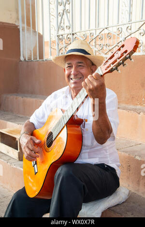 Lokaler Mann singen und Gitarre spielen in der Plaza Mayor in Trinidad, Kuba, Karibik, Karibik, Zentral- und Lateinamerika Stockfoto