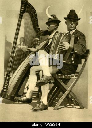 Musiker, Tirol, Österreich, c 1935. Männer aus der Region Tirol Österreich in traditioneller Kleidung, spielen eine Harfe und ein Akkordeon. Von "&#xd6; Österreich - Land und Volk", (Österreich, Land und Leute). [R. Lechner (Wilhelm M&#xfc;ller), Wien, c 1935] Stockfoto