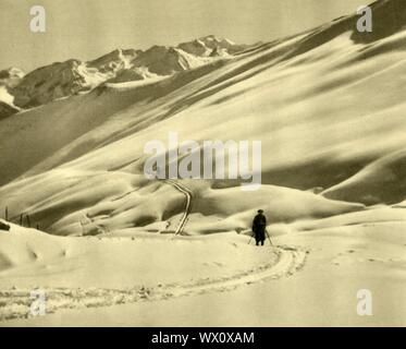 Skifahren am oberen Schlossalm in Bad Hofgastein, Österreich, c 1935. Dick Schnee am oberen Schlo&#xdf; Alm im Bezirk St. Johann im Pongau, im österreichischen Bundesland Salzburg. Von "&#xd6; Österreich - Land und Volk", (Österreich, Land und Leute). [R. Lechner (Wilhelm M&#xfc;ller), Wien, c 1935] Stockfoto