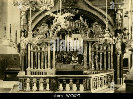 Altar der heiligen Jungfrau Maria, Mariazell, Steiermark, Österreich, c 1935. Schrein mit einem Holz- Bild der Heiligen Jungfrau, in der Gnadenkapelle (in 1690) der Basilika Mari &#xe4; Geburt (Basilika der Geburt der Jungfrau Maria). Die lindenholz Statue, bekannt als die Magna Mater Austriae (große Mutter Österreichs), hat sich der Fokus der Wallfahrten wurden der Stadt Mariazell seit Hunderten von Jahren. Von "&#xd6; Österreich - Land und Volk", (Österreich, Land und Leute). [R. Lechner (Wilhelm M&#xfc;ller), Wien, c 1935] Stockfoto