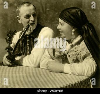 Paar in traditioneller Kleidung, Oberösterreich, c 1935. Mann rauchen einer kunstvoll geschnitzten Pfeife, und Frau in Kopftuch und Schal. Von "&#xd6; Österreich - Land und Volk", (Österreich, Land und Leute). [R. Lechner (Wilhelm M&#xfc;ller), Wien, c 1935] Stockfoto