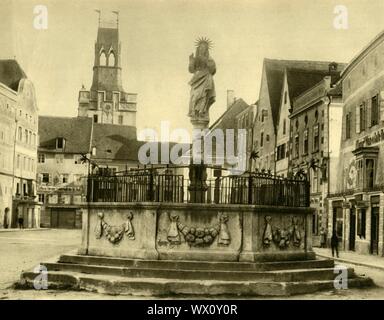 Brunnen, Braunau am Inn, Oberösterreich, c 1935. Blick auf das Stadtzentrum und den Fischbrunnen ('Fish Fountain'), mit Clock Tower hinter (seit abgerissen). Die Stadt Braunau wurde später berüchtigten wie das Geburtshaus von Adolf Hitler. Von "&#xd6; Österreich - Land und Volk", (Österreich, Land und Leute). [R. Lechner (Wilhelm M&#xfc;ller), Wien, c 1935] Stockfoto