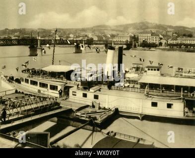 Die "Franz Schubert" Dampfschifffahrt auf der Donau Linz, Oberösterreich, c 1935. Raddampfer mit Signal flags eingerichtet. Die "Herzogin von Hohenburg', 1913 erbaut, war die "Franz Schubert" nach dem Ersten Weltkrieg umbenannt. Von "&#xd6; Österreich - Land und Volk", (Österreich, Land und Leute). [R. Lechner (Wilhelm M&#xfc;ller), Wien, c 1935] Stockfoto