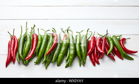 Eine bunte Mischung der frischesten und heißesten chili peppers auf hölzernen Tisch Stockfoto