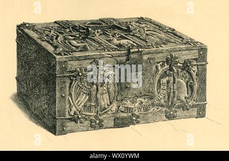 Schatulle, c1400, (1881). Ätzen von einer Holzkiste mit geschnitztem Deckel in Deutschland zu Beginn des 15. Jahrhunderts. Auf der Vorderseite ist ein Mann-köpfige Adler mit der Inschrift 'Mit willen dien ich' (ich diene mit gutem Willen); und eine Eule tanzen und die Worte "eine wahre Tans' (eine regelmäßige Tanz). Das Bügeleisen mounts sind Ersatz von c 1850. Von "South Kensington Museum", ein Buch der eingelassenen Illustrationen, mit Beschreibungen, der die Kunstwerke in der Sammlung des Victoria &Amp; Albert Museum in London (früher als das South Kensington Museum bekannt). [Sampson Niedrig, Marston, Searle Stockfoto