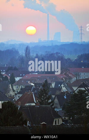 Wohngebiet und Bergkamen Power Station bei Sonnenuntergang, Hamm, Ruhrgebiet, Deutschland, Europa Stockfoto