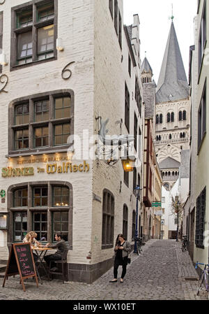 Salzgasse mit Restaurant, Blick durch die Gasse zu Groß Sankt Martin, Köln, Deutschland Stockfoto