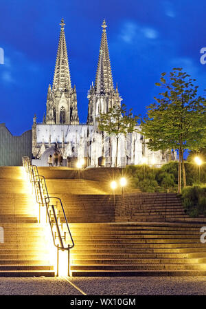 Beleuchtete Treppen, Museum Ludwig und Kölner Dom am Abend, Köln, Deutschland, Europa Stockfoto