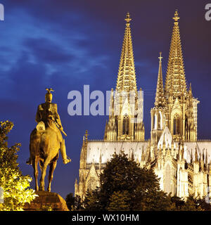 Kaiser Wilhelm II.-Denkmal und die Kölner Dom am Abend, Köln, Deutschland, Europa Stockfoto