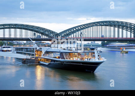 Schiffen auf Rhein und Hohenzollernbrücke am Abend, Köln, Deutschland, Europa Stockfoto