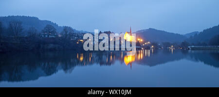 Stausee Beyenburg und beleuchtete die hl. Maria Magdalena Kirche am Abend, Wuppertal Stockfoto