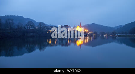 Stausee Beyenburg und beleuchtete die hl. Maria Magdalena Kirche am Abend, Wuppertal Stockfoto