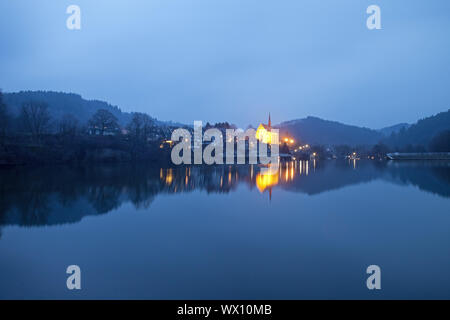 Stausee Beyenburg und beleuchtete die hl. Maria Magdalena Kirche am Abend, Wuppertal Stockfoto