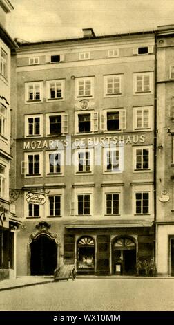 Mozartstadt Salzburg, Österreich, c 1935. Das Haus, heute ein Museum, in dem der Komponist Wolfgang Amadeus Mozart (1756-1791) war geboren. Die Familie Mozart lebte auf dem dritten Stock von 1747 bis 1773. Von "&#xd6; Österreich - Land und Volk", (Österreich, Land und Leute). [R. Lechner (Wilhelm M&#xfc;ller), Wien, c 1935] Stockfoto