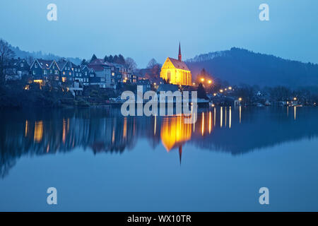 Stausee Beyenburg und beleuchtete die hl. Maria Magdalena Kirche am Abend, Wuppertal Stockfoto