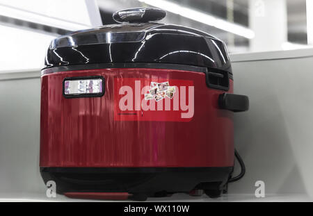 Multi-funktionale kochen Maschine auf dem Display im Store. Stockfoto