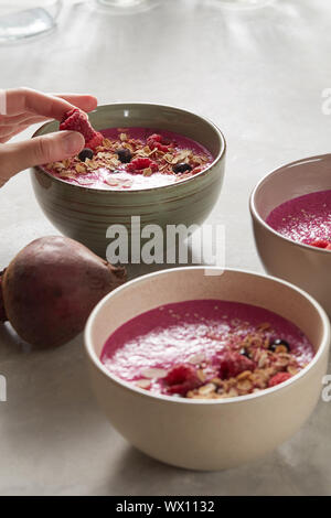 Smoothies Zuckerrüben mit Beeren und Haferflocken in einen Teller auf einem weißen Tisch Stockfoto