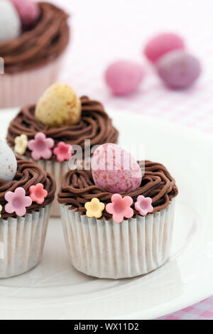 Cupcakes mit einem Ostern Thema dekoriert Stockfoto