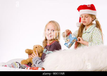 Zwei Kinder in einem Kampf über die Gegenwart Stockfoto
