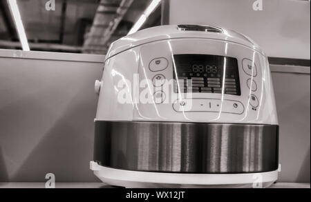 Multi-funktionale kochen Maschine auf dem Display im Store. Stockfoto
