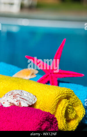 Starfish and towels near the swimming pool Stockfoto