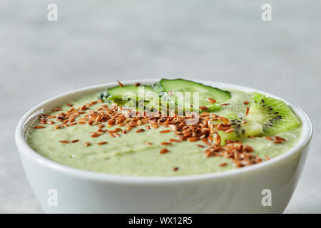 Frühstück detox green Smoothie aus Gurke und kiwas, Nahaufnahme Stockfoto