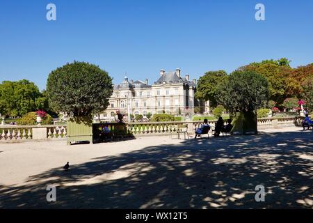 Menschen entspannen im Schatten an einem sonnigen Nachmittag. Perfektes Wetter in Paris. Jardin du Luxembourg, Paris, Frankreich Stockfoto