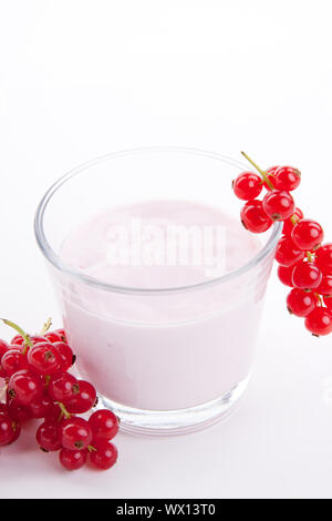 frische leckere Johannisbeeren Joghurt Shake Dessert isoliert auf weißem Hintergrund Stockfoto