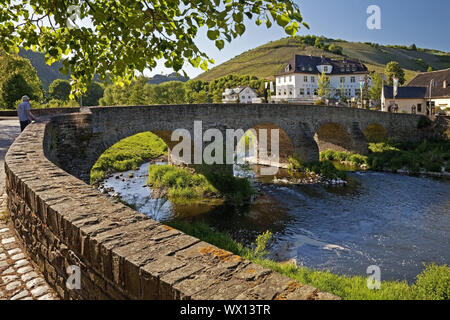 Nepomuk Brücke, die älteste erhaltene Brücke über die Ahr, Rech, Eifel, Deutschland, Europa Stockfoto