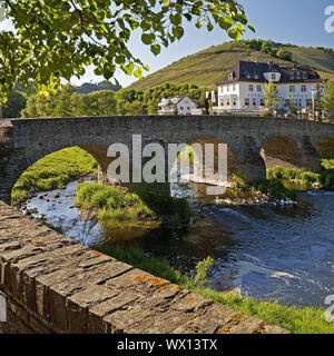 Nepomuk Brücke, die älteste erhaltene Brücke über die Ahr, Rech, Eifel, Deutschland, Europa Stockfoto