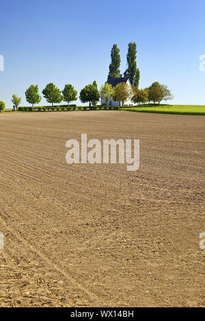 Feld Landschaft mit kleinen Kapelle Heilig-Kreuz-Kapelle, Mertloch, Eifel, Deutschland, Europa Stockfoto