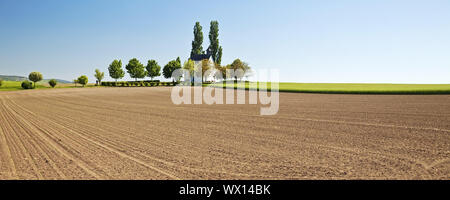 Feld Landschaft mit kleinen Kapelle Heilig-Kreuz-Kapelle, Mertloch, Eifel, Deutschland, Europa Stockfoto