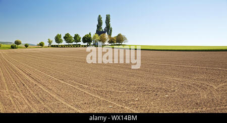 Feld Landschaft mit kleinen Kapelle Heilig-Kreuz-Kapelle, Mertloch, Eifel, Deutschland, Europa Stockfoto