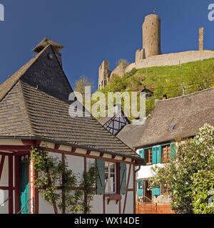 Historische Altstadt mit Fachwerkhäusern und die Ruinen des Löwen Schloss, Monreal, Deutschland Stockfoto