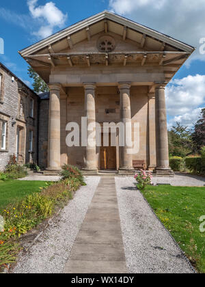 Außerordentliche dorischen Portikus der Heiligen Römisch-katholischen Kirche im Dorf Hassop in der Derbyshire Peak District DE Stockfoto